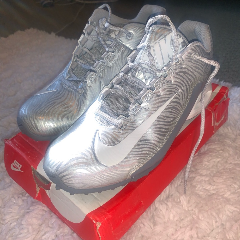 Gray Nike women’s turfs